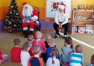 Mikołaj czyta dzieciom
